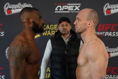Darren Stewart und Bartosz Fabinski im Hauptkampf (Foto: Cage Warriors)