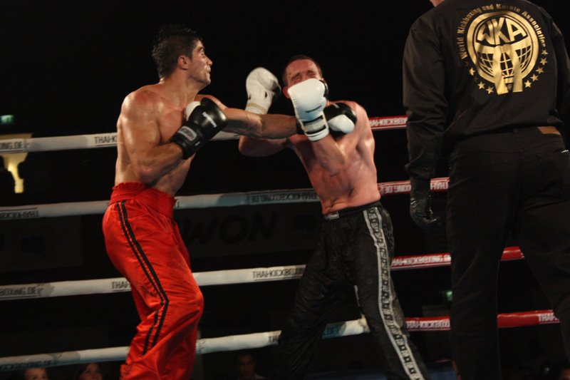 Gökhan Arslan (links) trifft mit einer harten Linken.