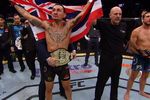 Max Holloway (li.) bleibt der Champion im Federgewicht (Foto: ZUFFA LLC)