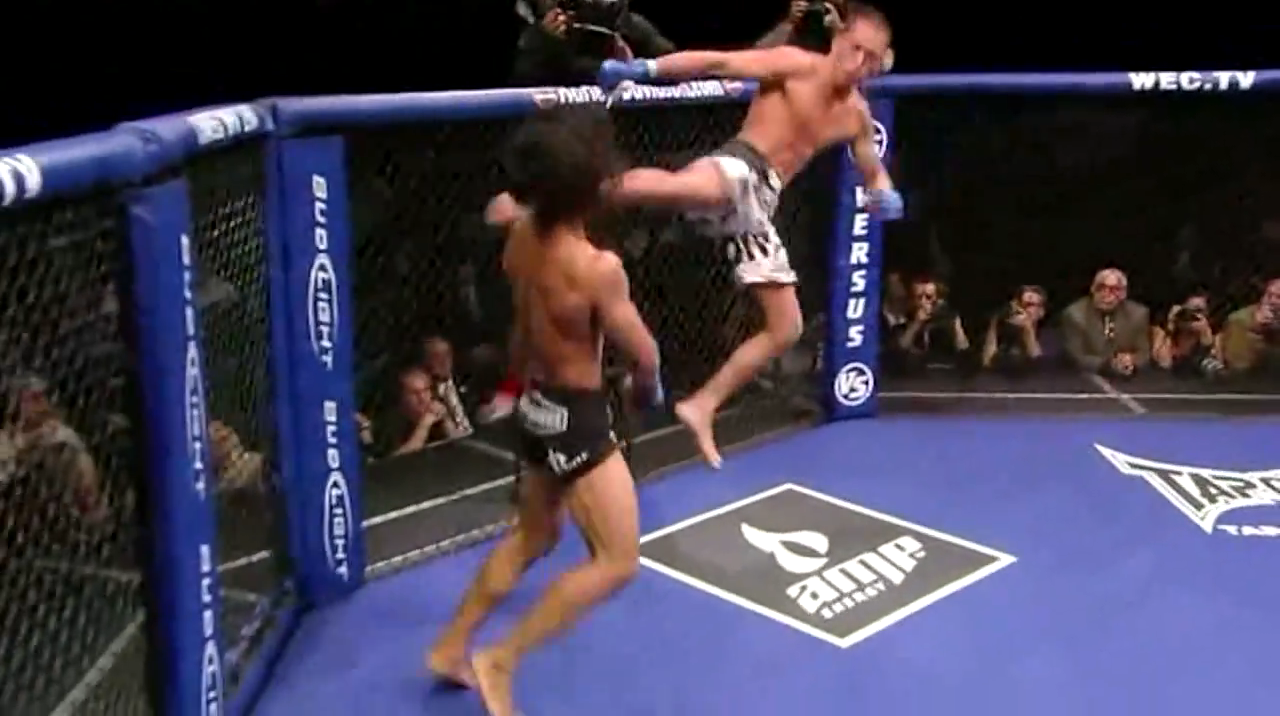 Pettis stößt sich am Zaun ab um einen eingesprungenen Ninja-Kick zu seigen. (Foto via portaldovt.com)